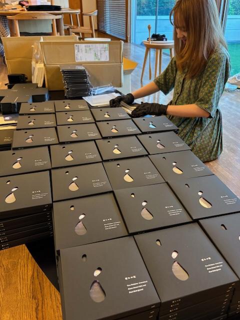 Assembling the packaging